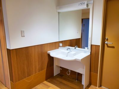 洗面台と扉のある部屋