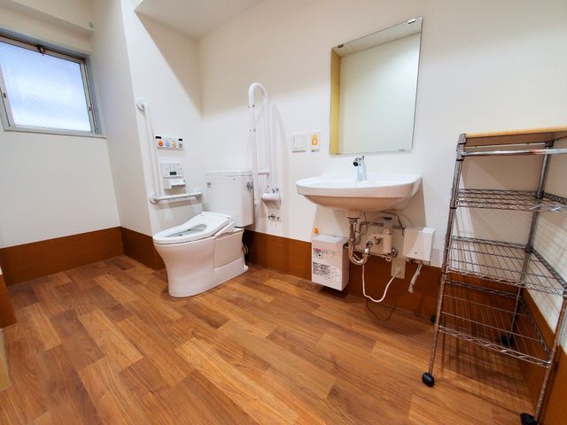 利用しやすい清潔なトイレ トイレ 手すり付きの洋式トイレがあり、安心して日々の生活を送ることができます。清掃が行き届いており、気持ちよくご利用いただけます。