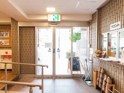 明るいエントランス風景