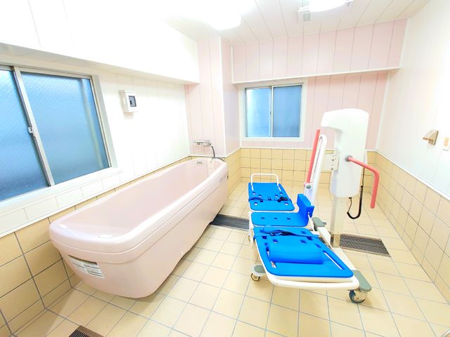 清潔な浴室設備 特殊浴 バリアフリー設計の浴室です。利用者の入浴をサポートするリフトも備えており、安心してご利用いただけます。