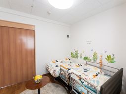 明るい居室のベッドと小物