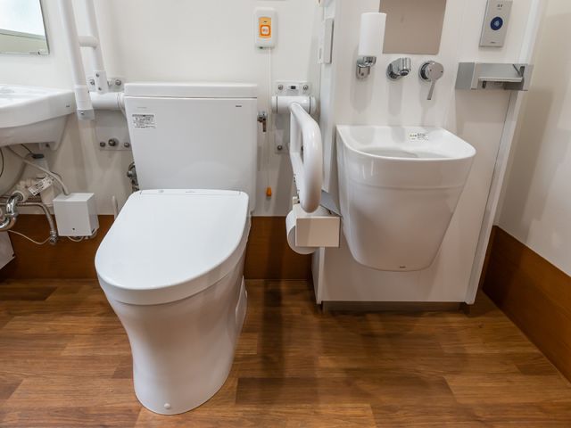 バリアフリー対応トイレ トイレ 手すり付きで安全性を高めた清潔なトイレです。使いやすさを考えた設計で、快適な日常生活をサポートします。