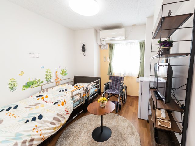 明るく清潔な居室 居室 広々とした窓から自然光が入り、居心地の良い居室です。椅子や収納棚も備え、快適な日常を送れます。
