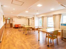 広々とした木製フロアのラウンジ