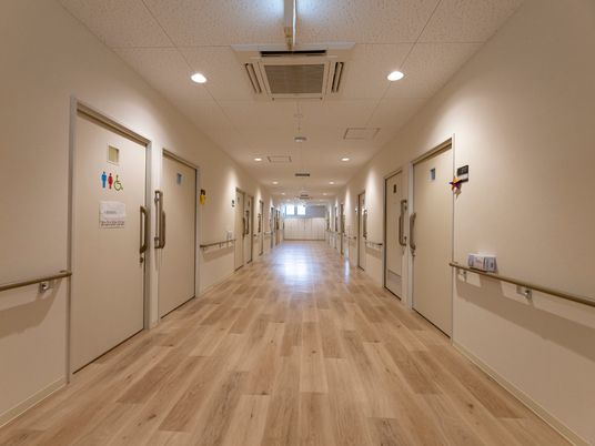 明るい廊下の風景