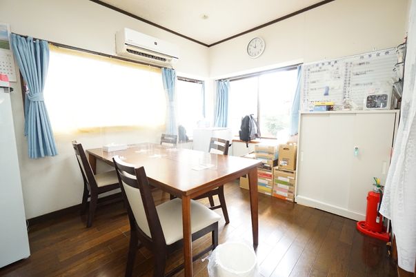 木製テーブルのある部屋