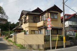 落ち着いた色の建物外観