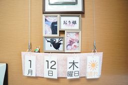 壁掛けのカレンダーと飾り