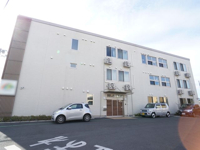 清潔感のある建物外観 外観 清潔で落ち着いた色合いの建物です。周囲には緑があり、ゆったりとした雰囲気でお仕事ができそうです。