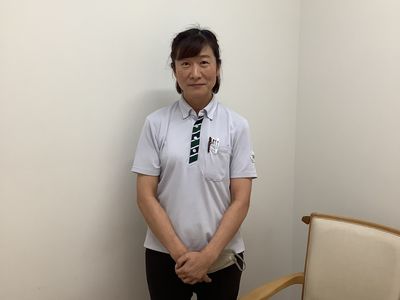 スタッフの笑顔と立ち姿