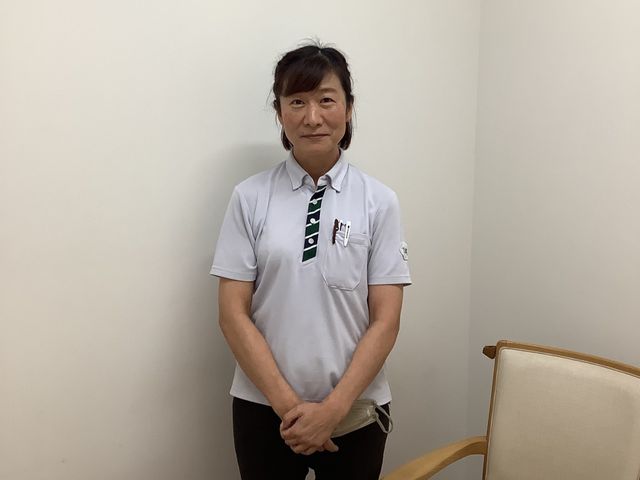 スタッフの笑顔と立ち姿 スタッフイメージ 家庭的な雰囲気の中で、利用者様のそばで支援するやりがいのあるお仕事です。