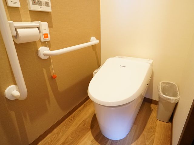 バリアフリートイレ設備 トイレ 安全かつ快適にご利用いただけるトイレです。手すり付きで安定感があり、あらゆる方のニーズに応えます。