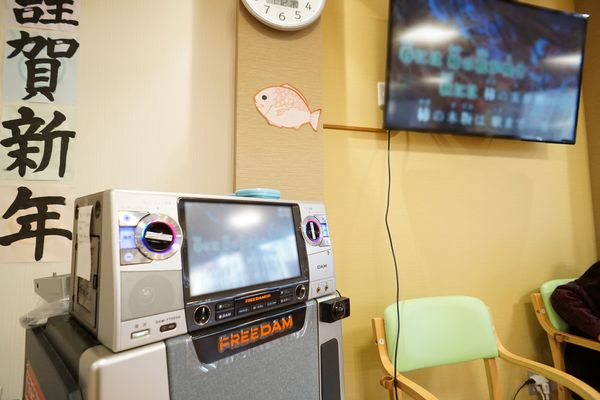 カラオケ機器と時計
