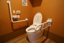 バリアフリー設計のトイレ