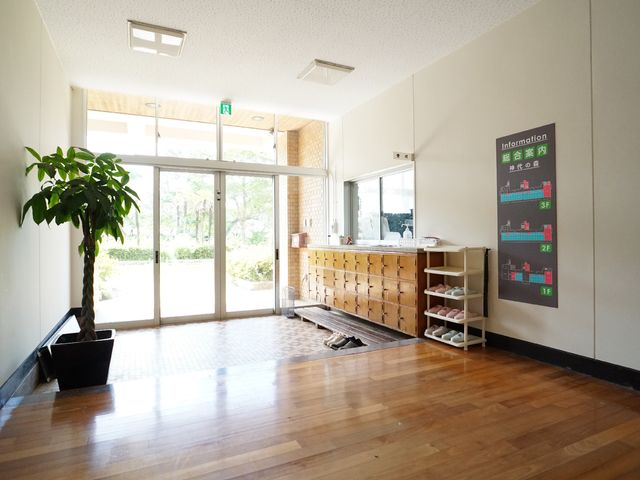 明るいエントランスホール 玄関ホール 日差しが心地よいエントランスホールです。案内表示が見やすく配置され、スムーズな移動がお手伝いできます。