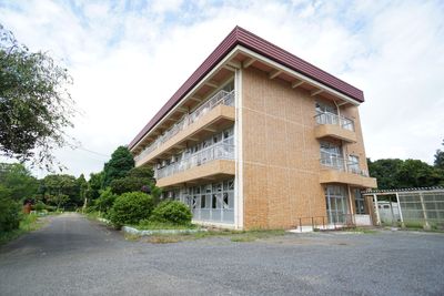 赤い屋根の明るい建物