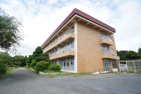 赤い屋根の明るい建物