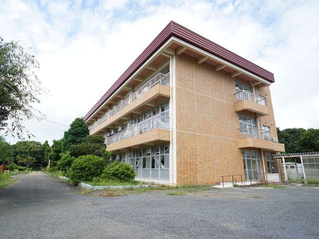 赤い屋根の明るい建物 外観 緑に囲まれた快適な環境の施設です。清潔感のある外観が、ここで働く職員と訪れる皆様を迎えます。