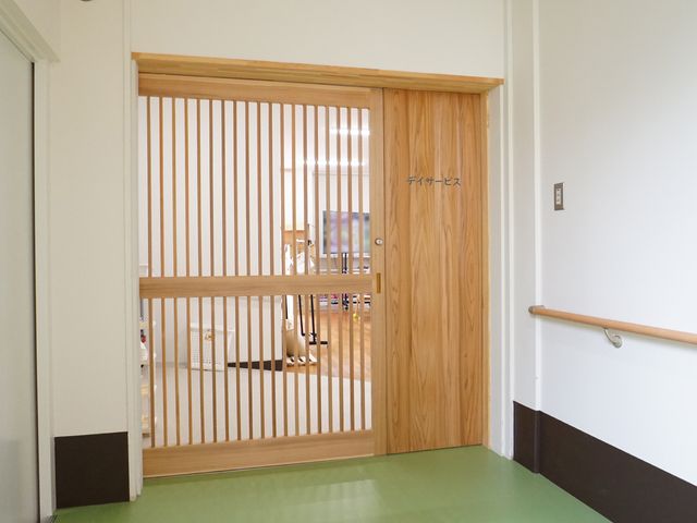 木製格子の扉廊下 廊下B 趣のある格子の扉が印象的な食空間への入り口です。手すりと床の色合いが落ち着いた雰囲気を醸し出しています。