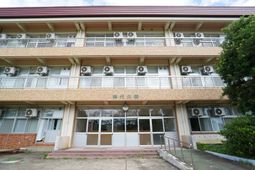 エアコン付建物の正面