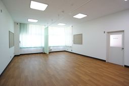 広々とした木目調の空間