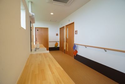 手すり付きの明るい廊下