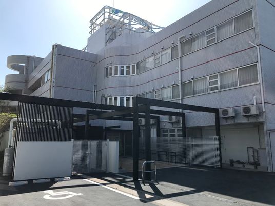 白い建物のエントランス