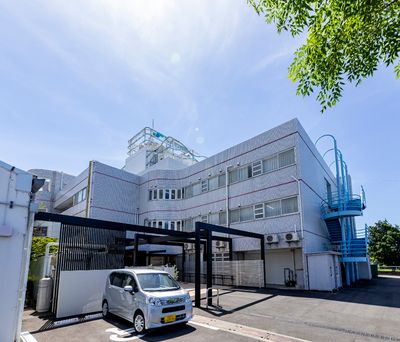 広々とした白い建物