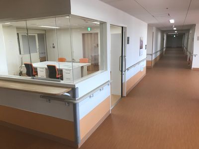 廊下の手すりと部屋
