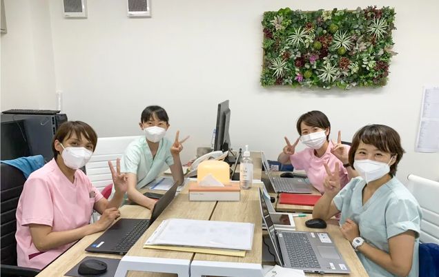 スタッフが元気にポーズ