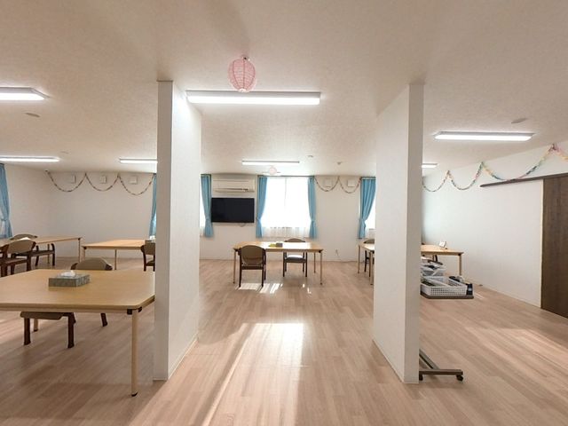 広々とした食堂の仕事場 ダイニングルーム 広くて明るい食堂で、利用者様に心地よい食事の提供を行います。