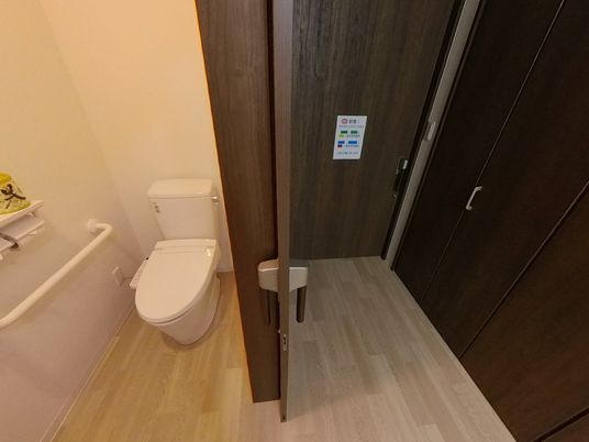 手すり完備のトイレ空間