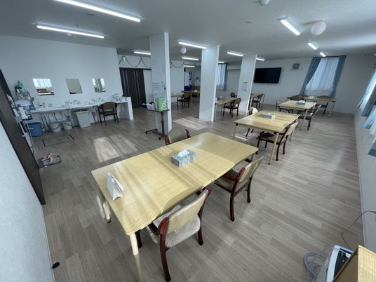 広々とした食堂の風景
