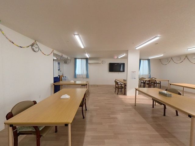 快適な食堂の様子 食堂 広々とした食堂で、利用者様のサポートを通して温かいサービスを提供してみませんか。