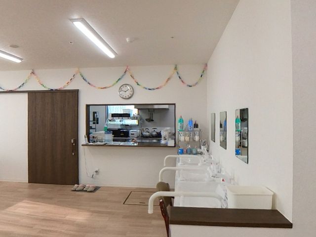 スタッフの食堂風景 食堂 明るく綺麗な食堂で、利用者様の食事サポートを行います。充実した環境でのお仕事をご案内します。