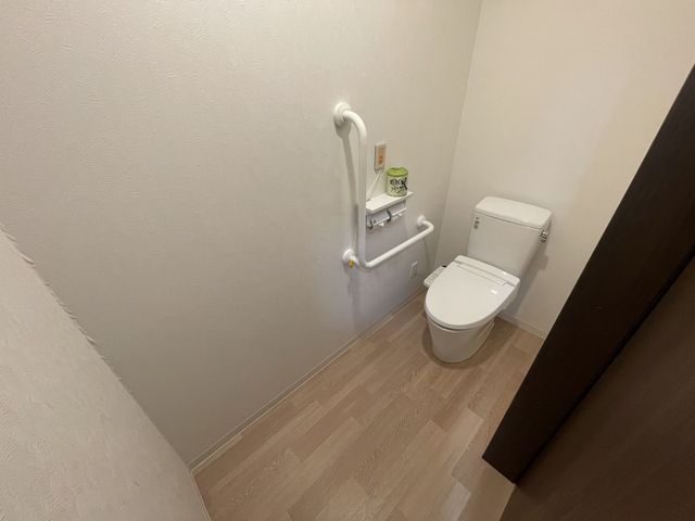バリアフリートイレ トイレ 当施設のトイレはバリアフリー設計で、介助のしやすさを備えています。安心してご勤務いただけます。