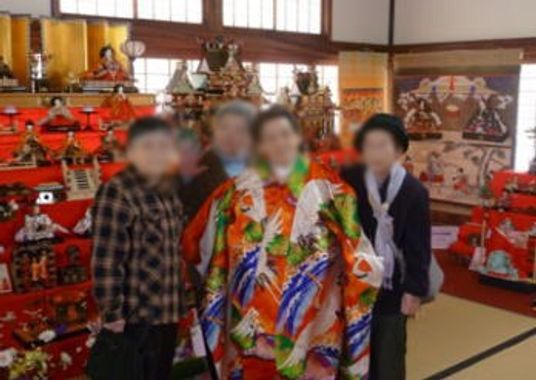 人々が楽しむ室内空間
