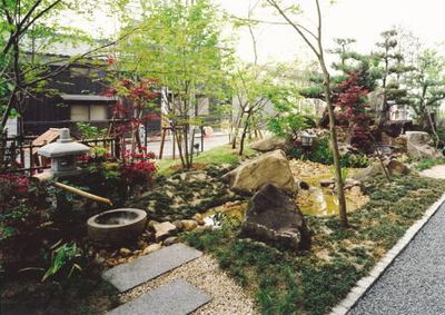 緑豊かな庭園の風景