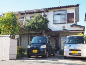 外観の送迎車と建物  