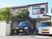 外観の送迎車と建物  