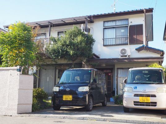 外観の送迎車と建物  