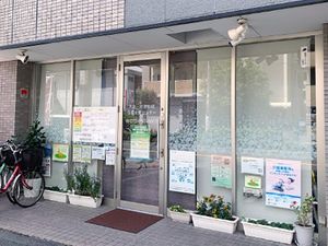 掲示物のある入口  