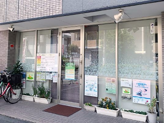 掲示物のある入口  