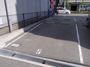 駐車区画のある外観  