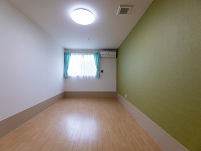 シンプルな居室の様子