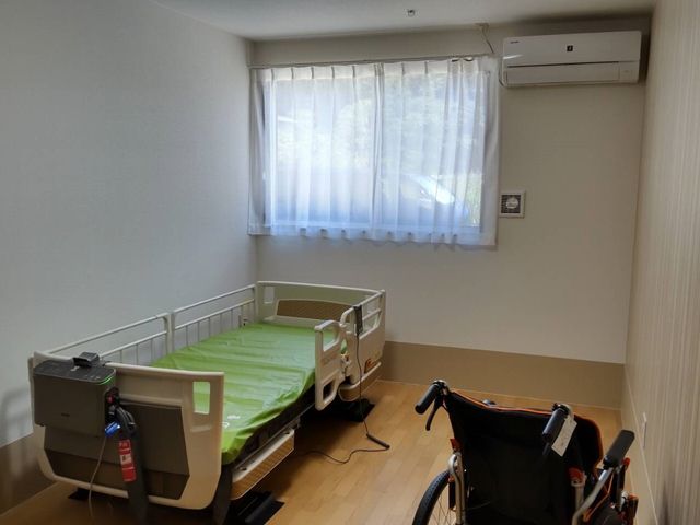 居室と車椅子の配置 居室 広々とした清潔感のある居室です。車椅子も楽々と置ける余裕のある空間がございます。