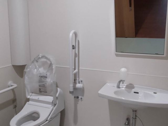バリアフリーのトイレ設備 トイレ 手すり付きで安全なトイレ空間です。身の回りのお世話にも専念できる環境が整っております。