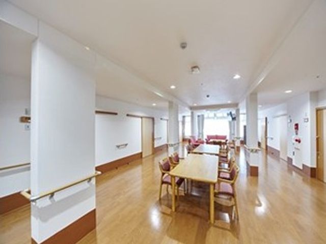 広々としたダイニングルーム ダイニングルーム 広々としたダイニングルームは、ゆったりとした時間が過ごせる落ち着いた空間です。自然光が心地よく差し込みます。