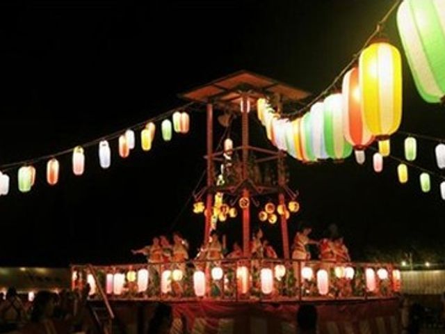 盆踊りのやぐら 庭 夜の庭で行われる賑やかな盆踊りの様子です。提灯の明かりが華やかさを演出しています。