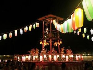賑やかな祭りの様子